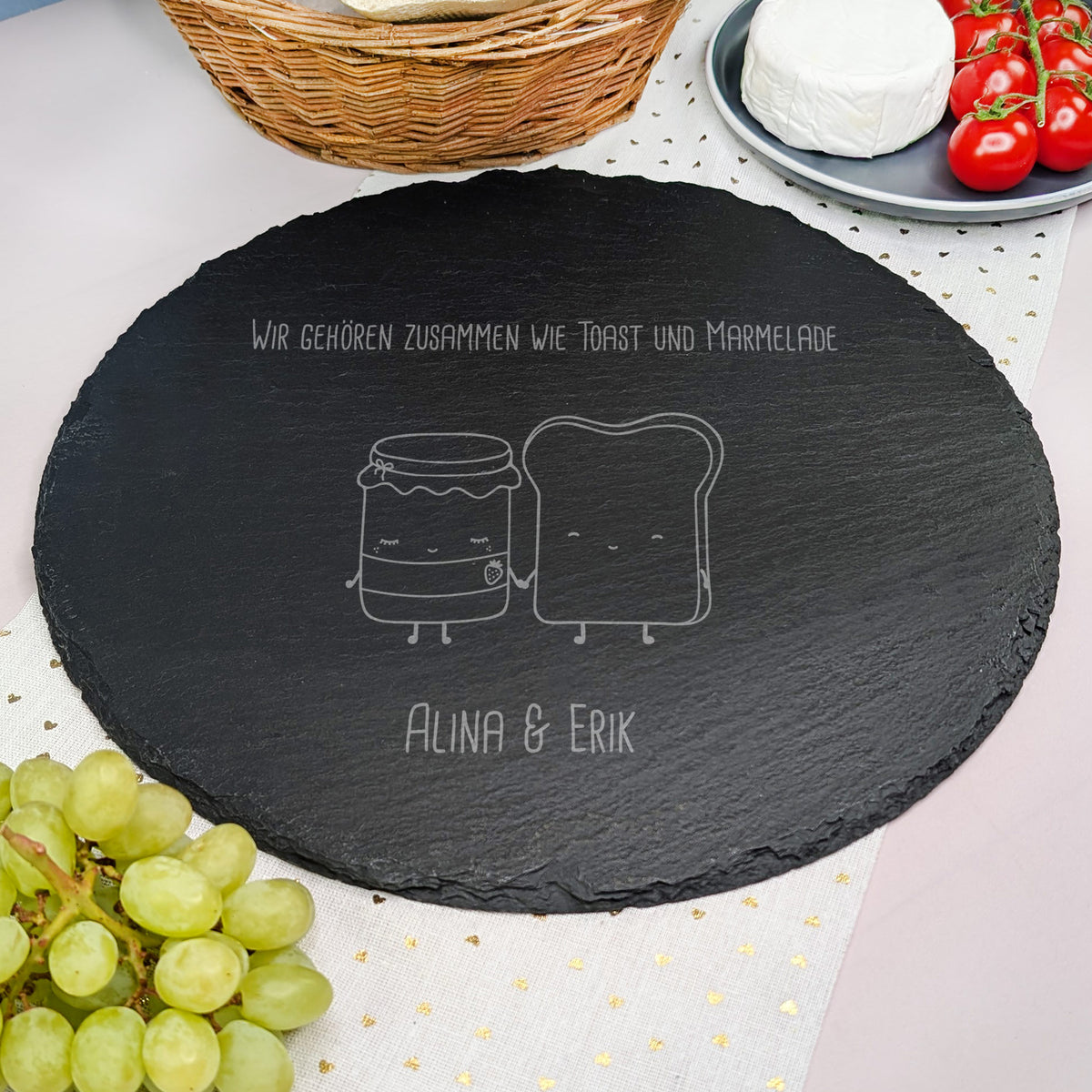 Personalisierte Schieferplatte mit Toast-und-Marmelade-Motiv, Gravur mit Spruch und zwei Namen, dekoriert mit Weintrauben und Käse