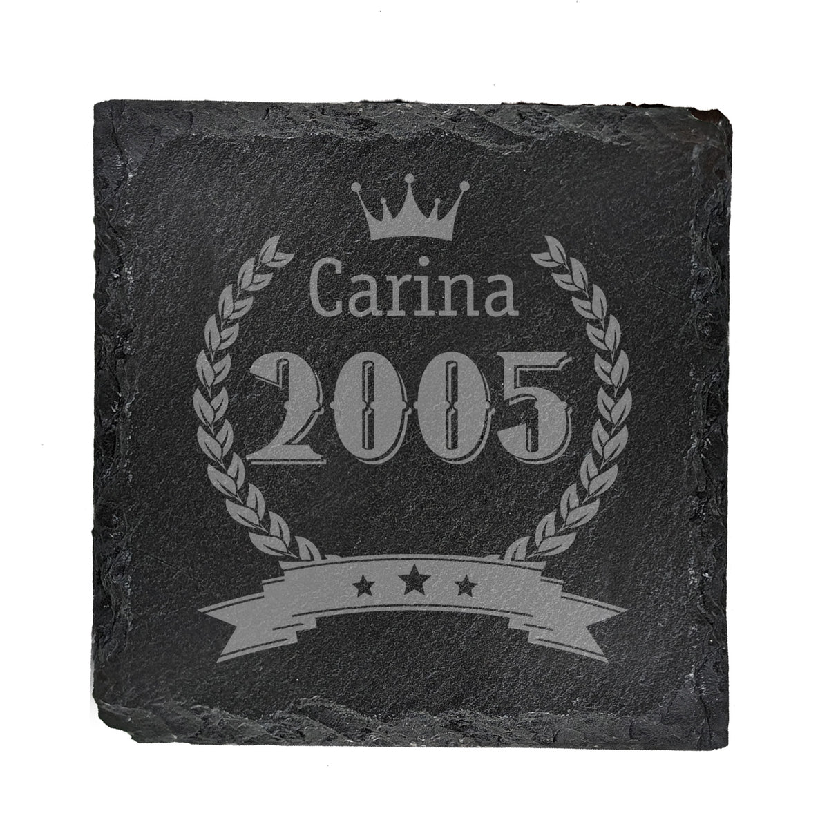 Personalisiertes Schiefer-Untersetzer-Geschenk mit Jahr 2005 und Name Carina auf weißem Hintergrund