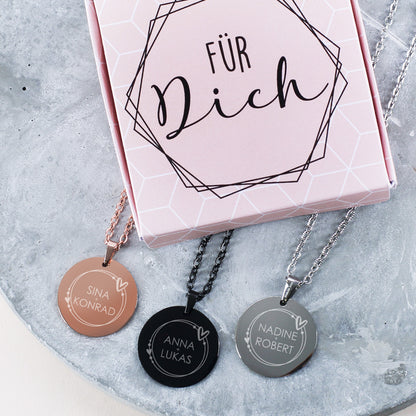 Gravierte Namenskette mit Herzen mit Geschenkbox - in Silber, Schwarz oder Roségold