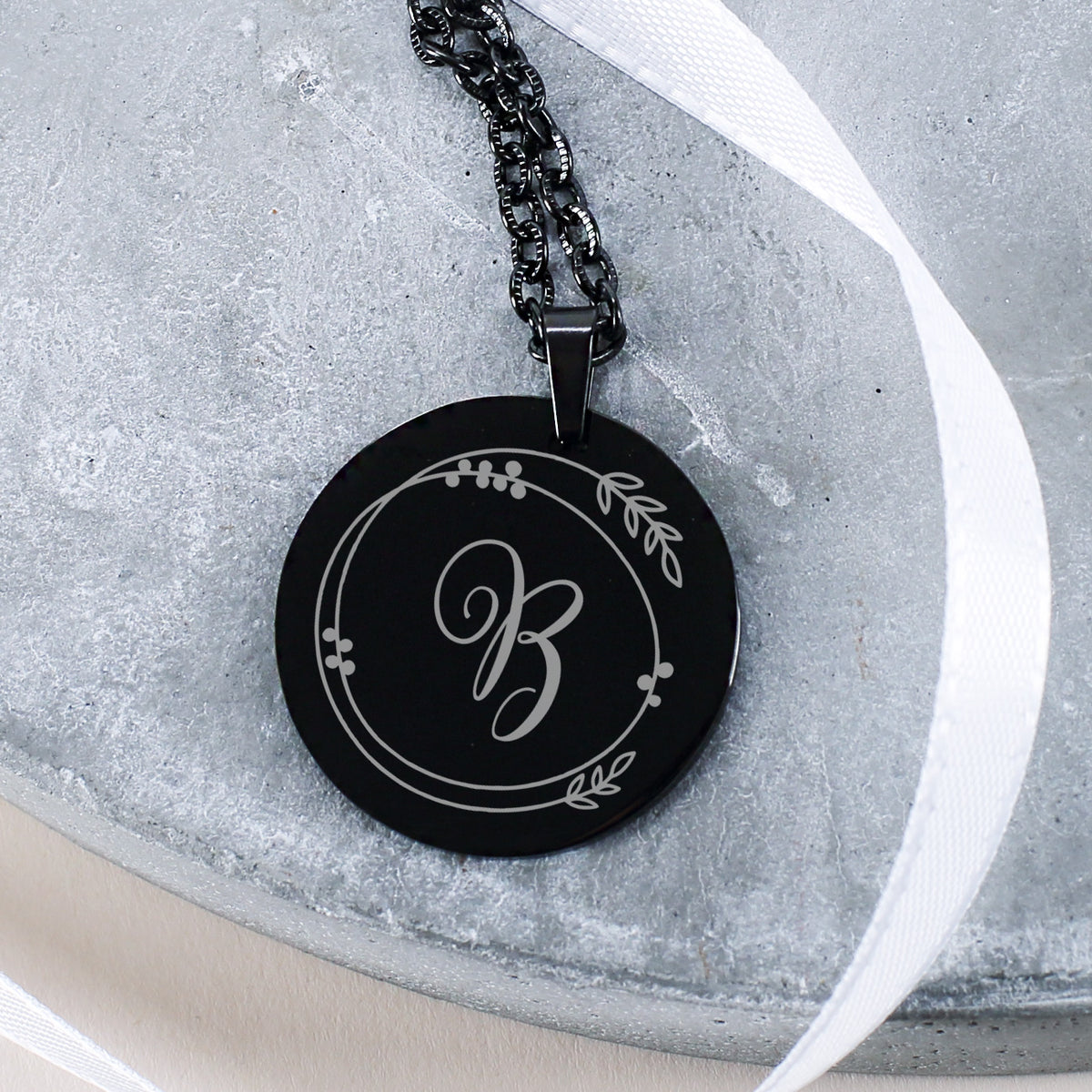 Kette mit Gravur der Initiale & Ornament - in Schwarz