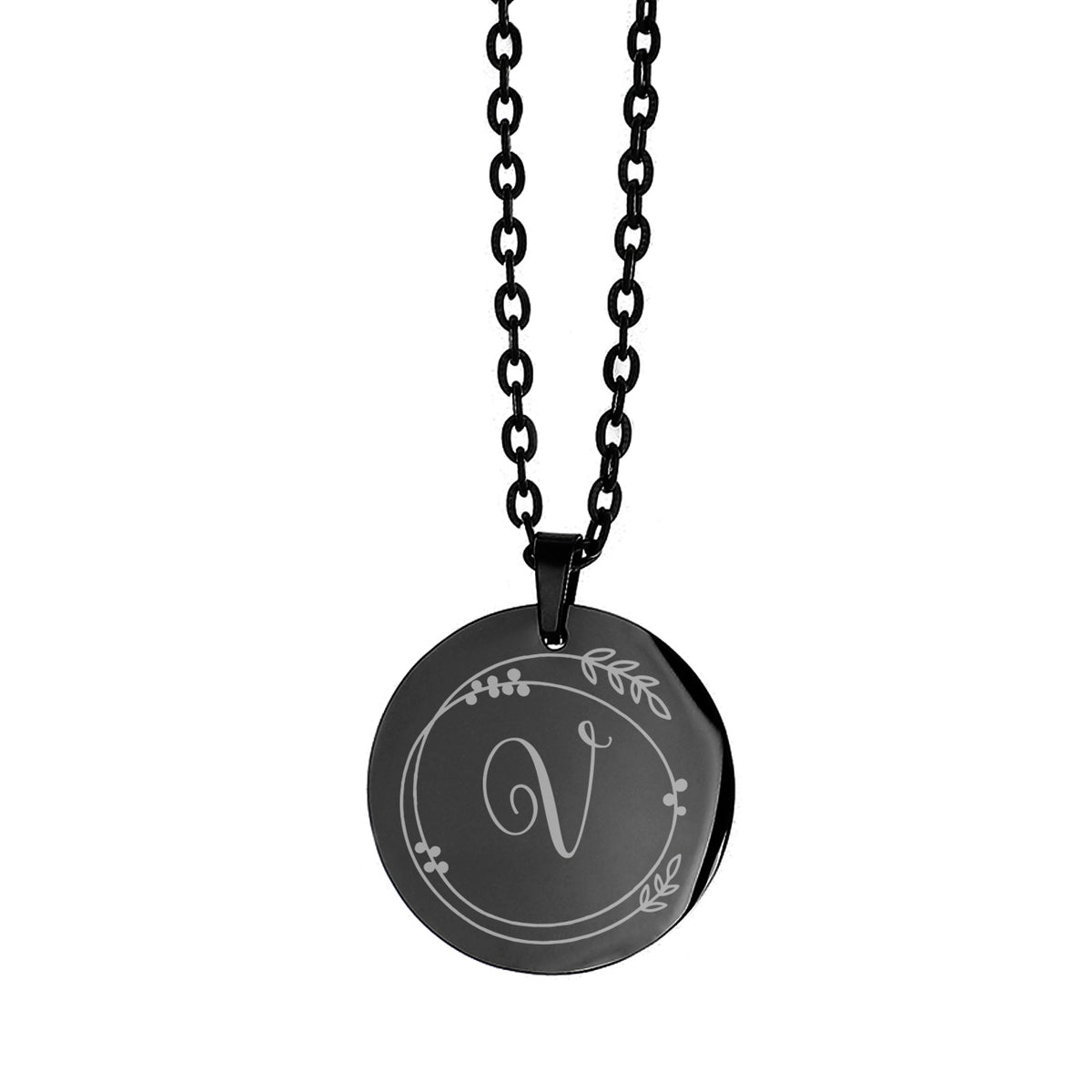 Kette mit Gravur der Initiale & Ornament in Schwarz freigestellt auf weißem Hintergrund