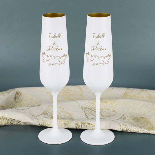 Sektgläser zur Hochzeit mit Tauben, Namen und Datum graviert