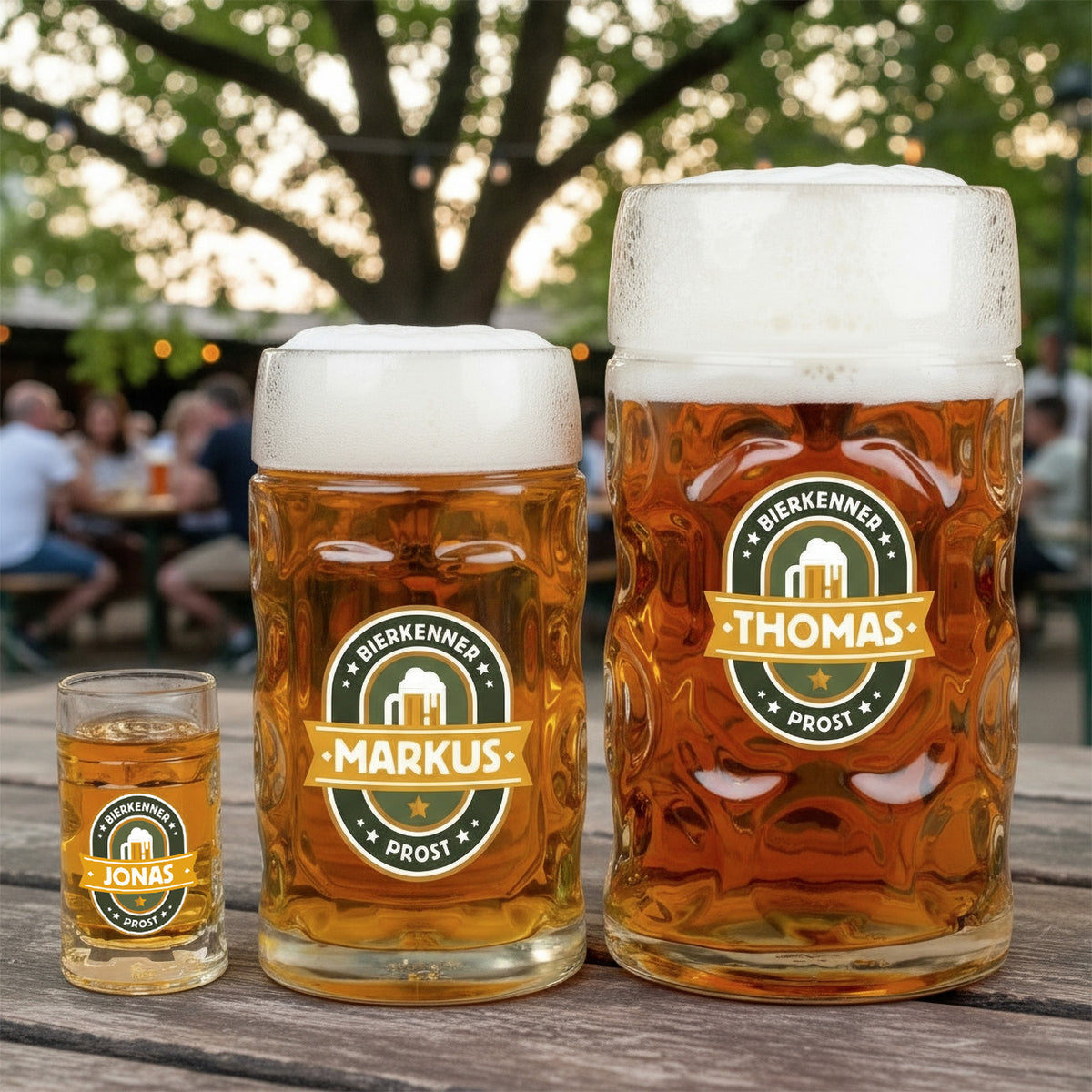 Vergleichsansicht aller drei Bierkrüge: 1 l, 0,5 l und 4 cl mit Bierkenner-Motiv und Wunschnamen nebeneinander