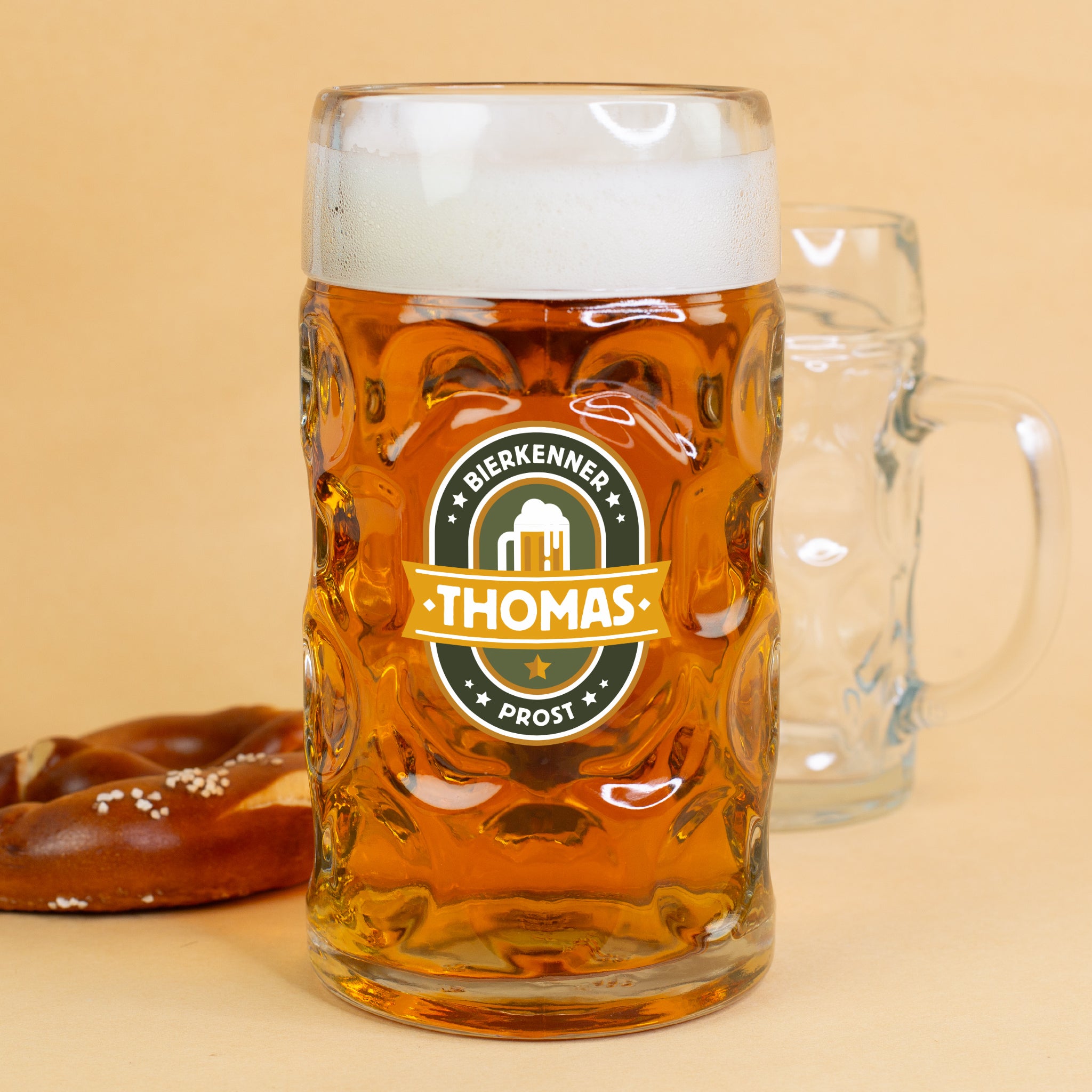 Bierkrug 1 l frontal fotografiert – mit Bierkenner-Motiv, Schaumkrone und dem personalisierten Namen mittig im Design
