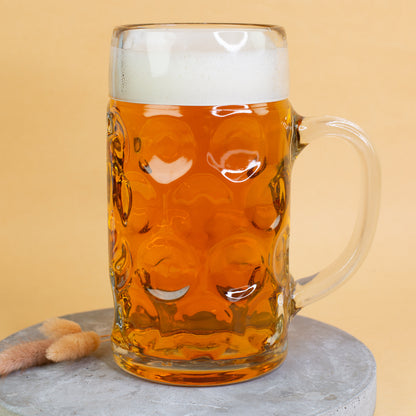Seitliche Ansicht des 1 l Seidels – Henkel rechts, Bierkenner-Aufdruck deutlich sichtbar, Glaswand leicht glänzend
