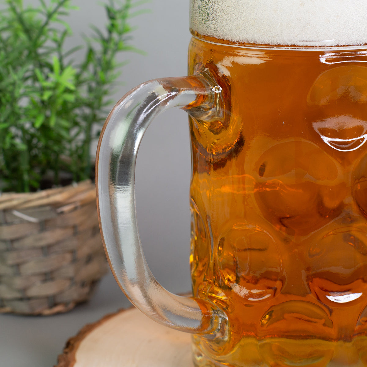 Seitliche Ansicht des 1 l Seidels – Henkel rechts, Bierkenner-Aufdruck deutlich sichtbar, Glaswand leicht glänzend