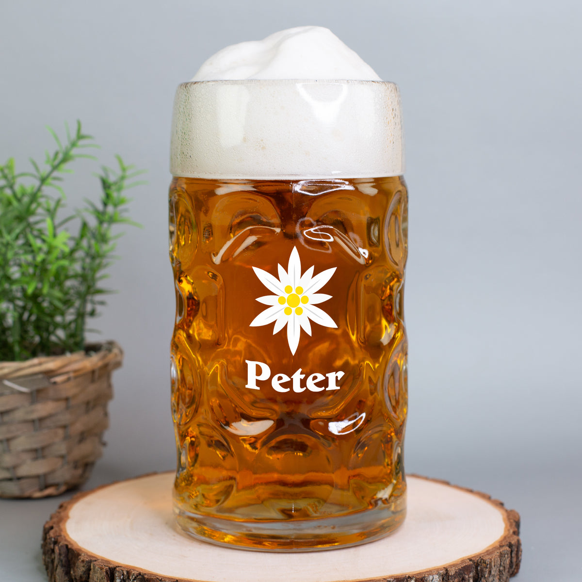 Bierkrug mit Edelweiß und Name Peter auf Holzscheibe mit Pflanze – 1 Liter Glas mit traditioneller Prägung