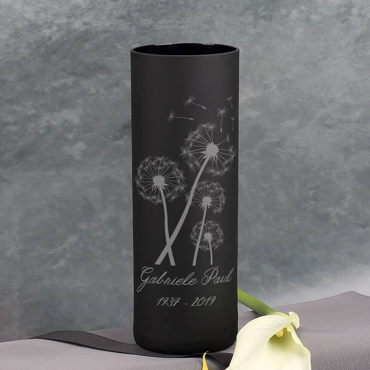 Gedenklicht mit Pusteblumen, Name und Datum