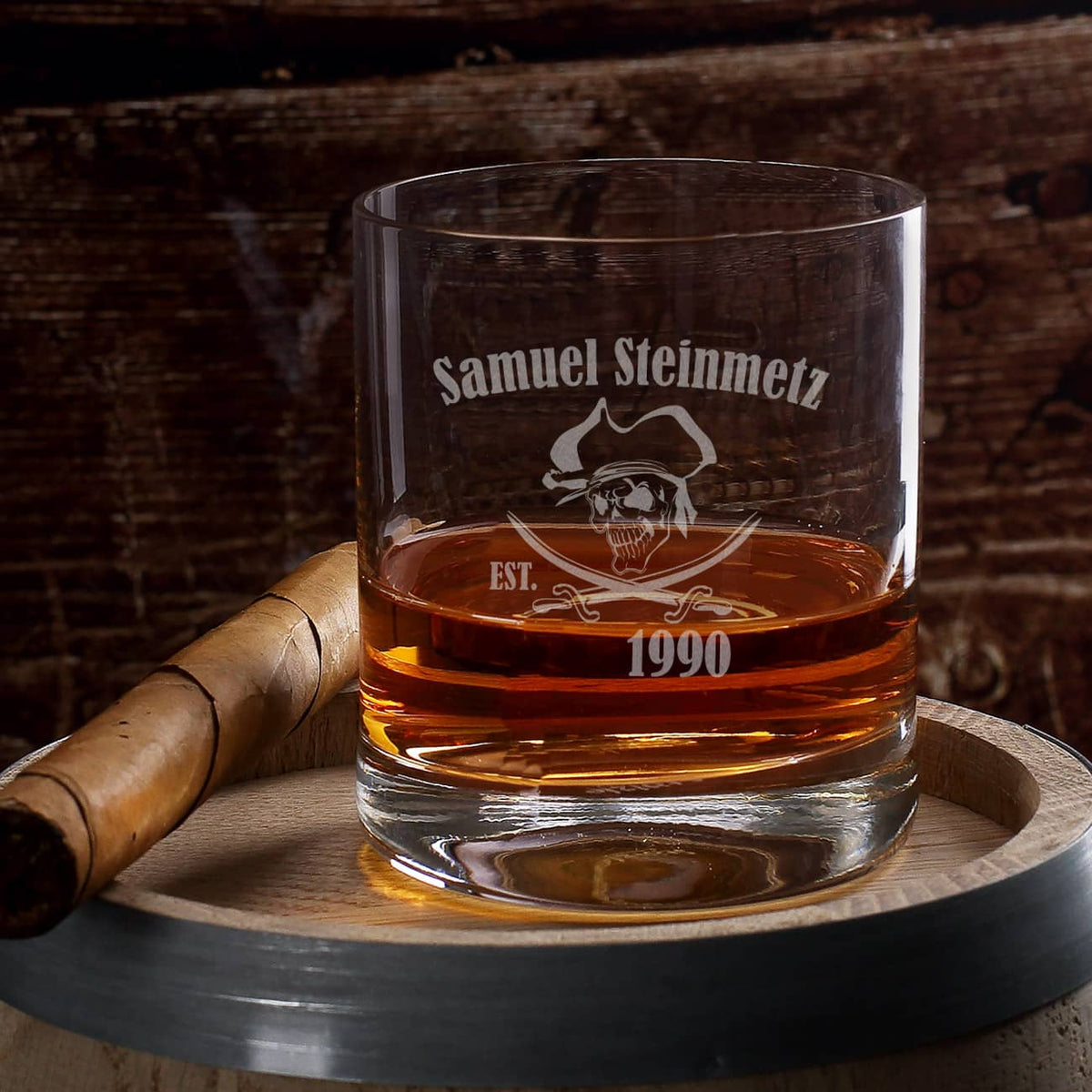 Rumglas mit Totenkopfgravur Ihrem Namen und Geburtsjahr