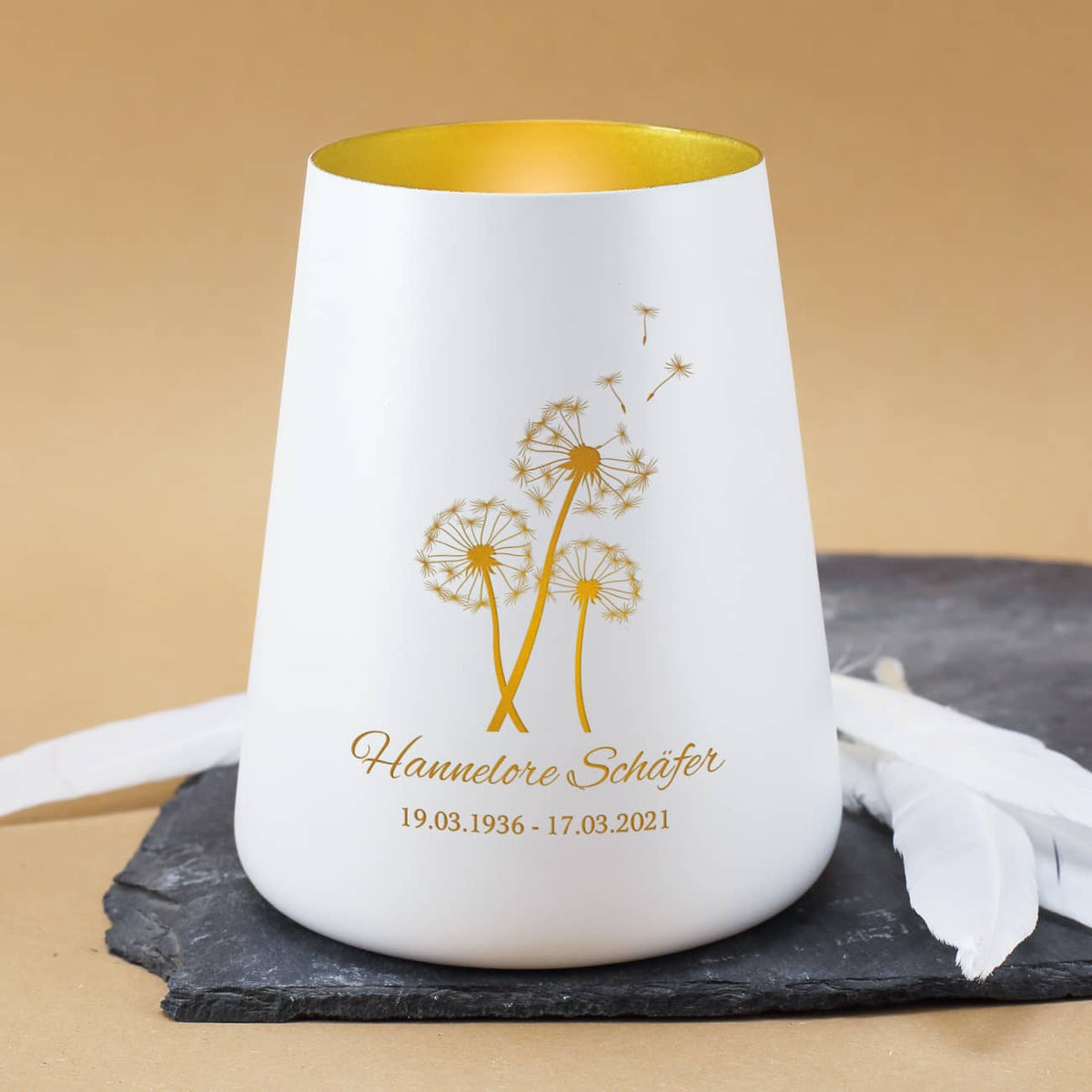 Trauerlicht in Weiß mit Innenseite in Gold, graviert mit Pusteblumen, Name und Datum