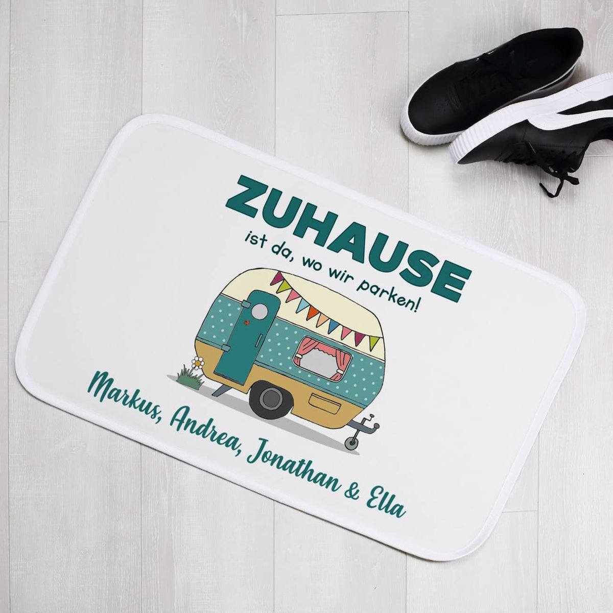 Camping Badematte mit Wohnwagen und Wunschtext