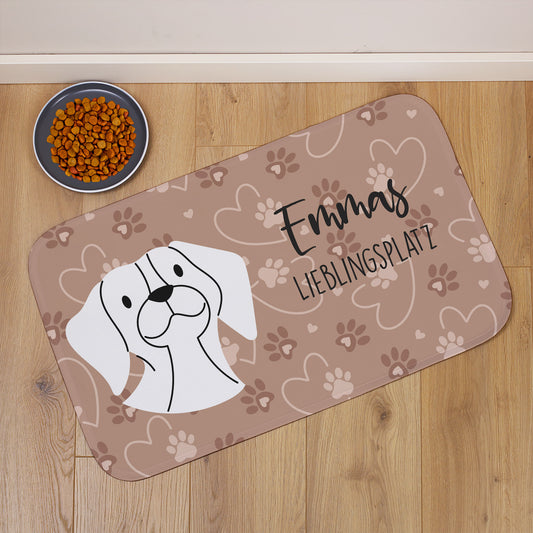 Nahaufnahme des personalisierten Textes auf der braunen Hundematte mit süßem Hunde-Motiv.