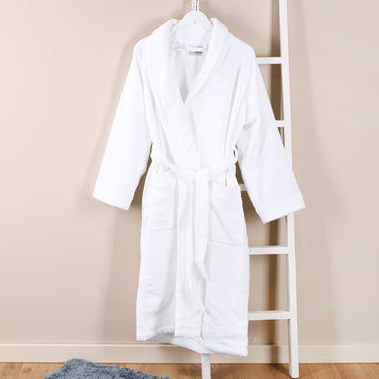 Weißer Bademantel auf einem Bügel aufgehängt, Unisex-Schnitt mit Gürtel und Taschen, Wellness-Look