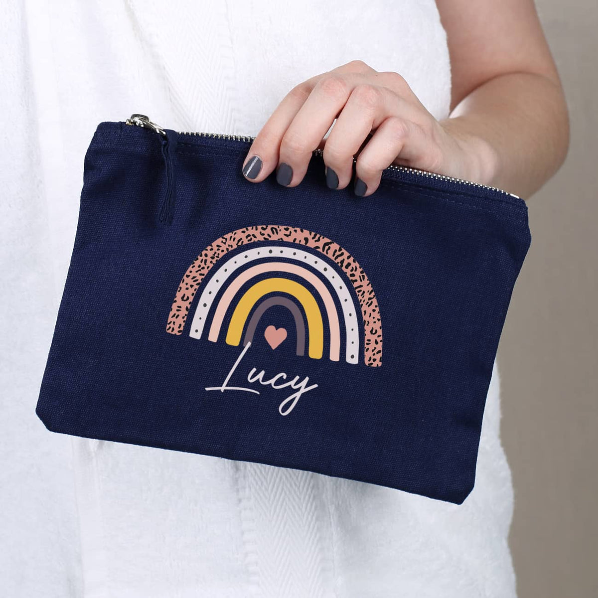 dunkelblaue Kosmetiktasche mit Regenbogen-Motiv und Name