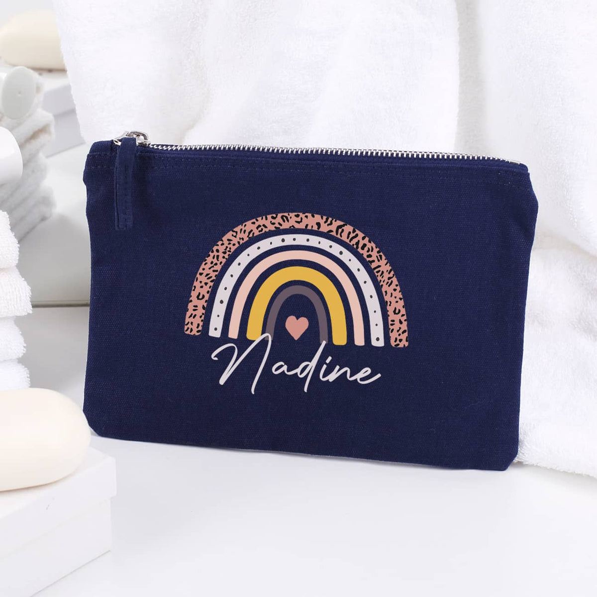 großes dunkelblaues Beautycase mit Regenbogen-Motiv und Name