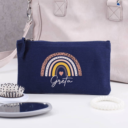 dunkelblaues Beautycase mit Regenbogen-Motiv und Name