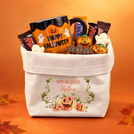 Personalisierter Halloween Boo Basket aus Stoff mit Kürbis Motiv und Name gefüllt mit Süßigkeiten und Becher