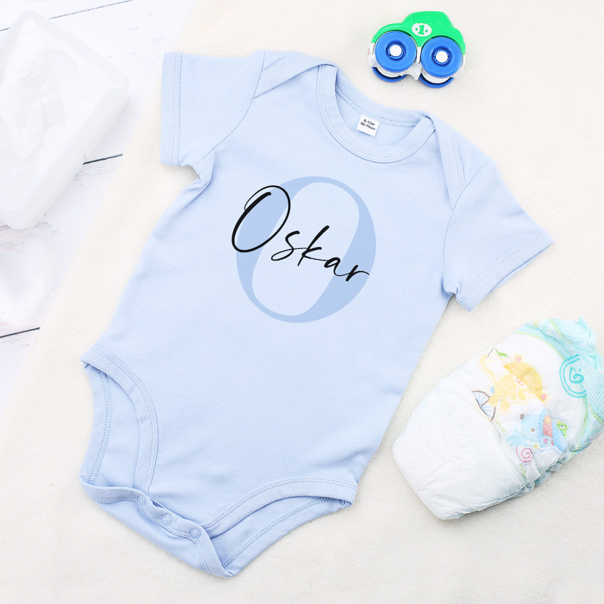 Body in blau mit Initiale und Name
