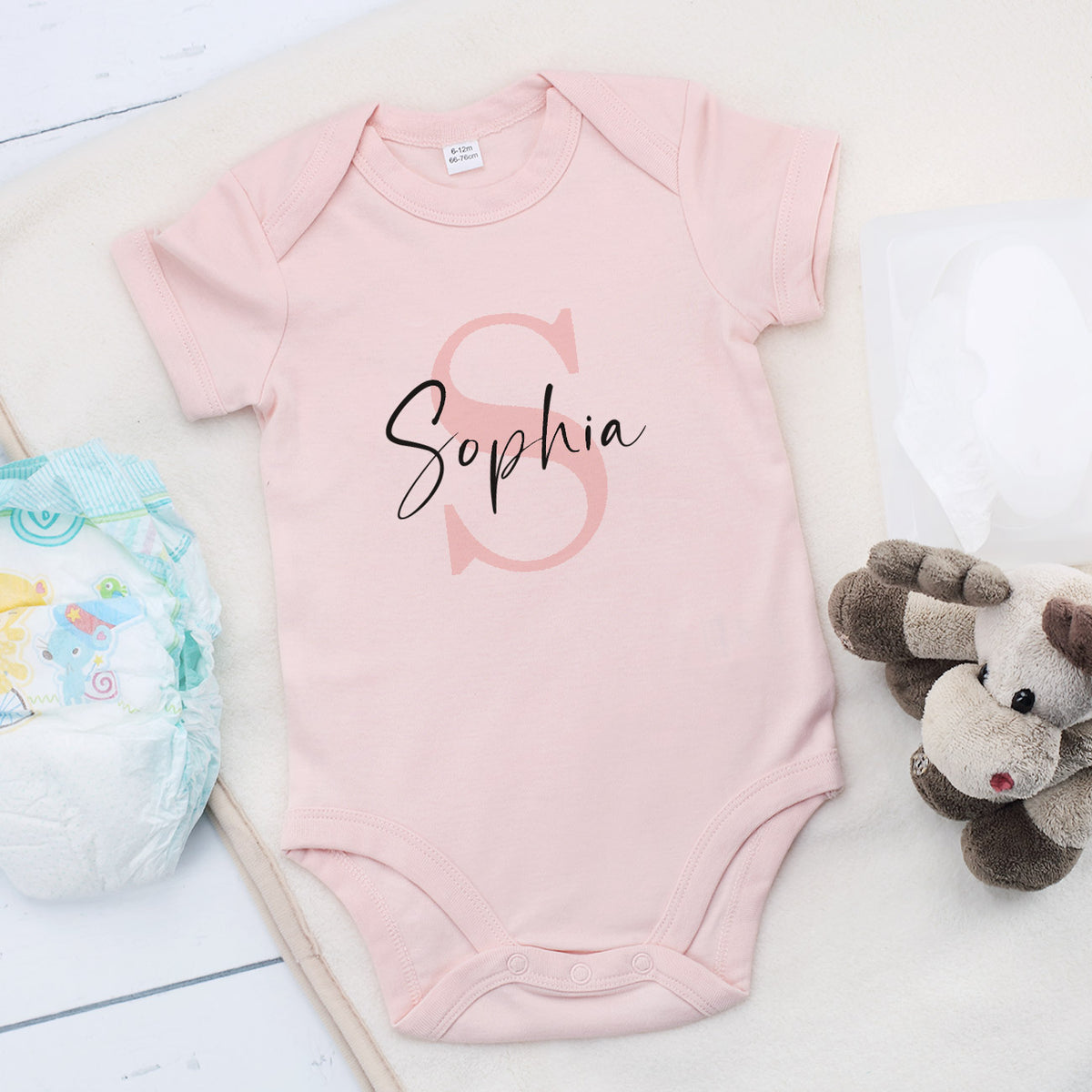 Bedruckter Body in rosa mit Name und Initiale