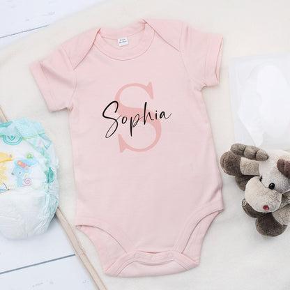 Bedruckter Body in rosa mit Name und Initiale