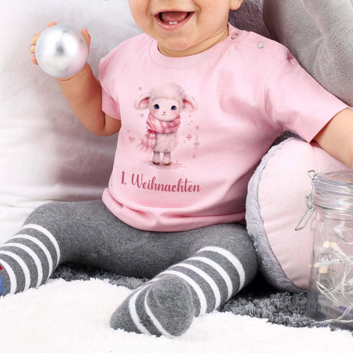 Niedliches Babyshirt in Rosa mit Schäfchen und Wunschtext