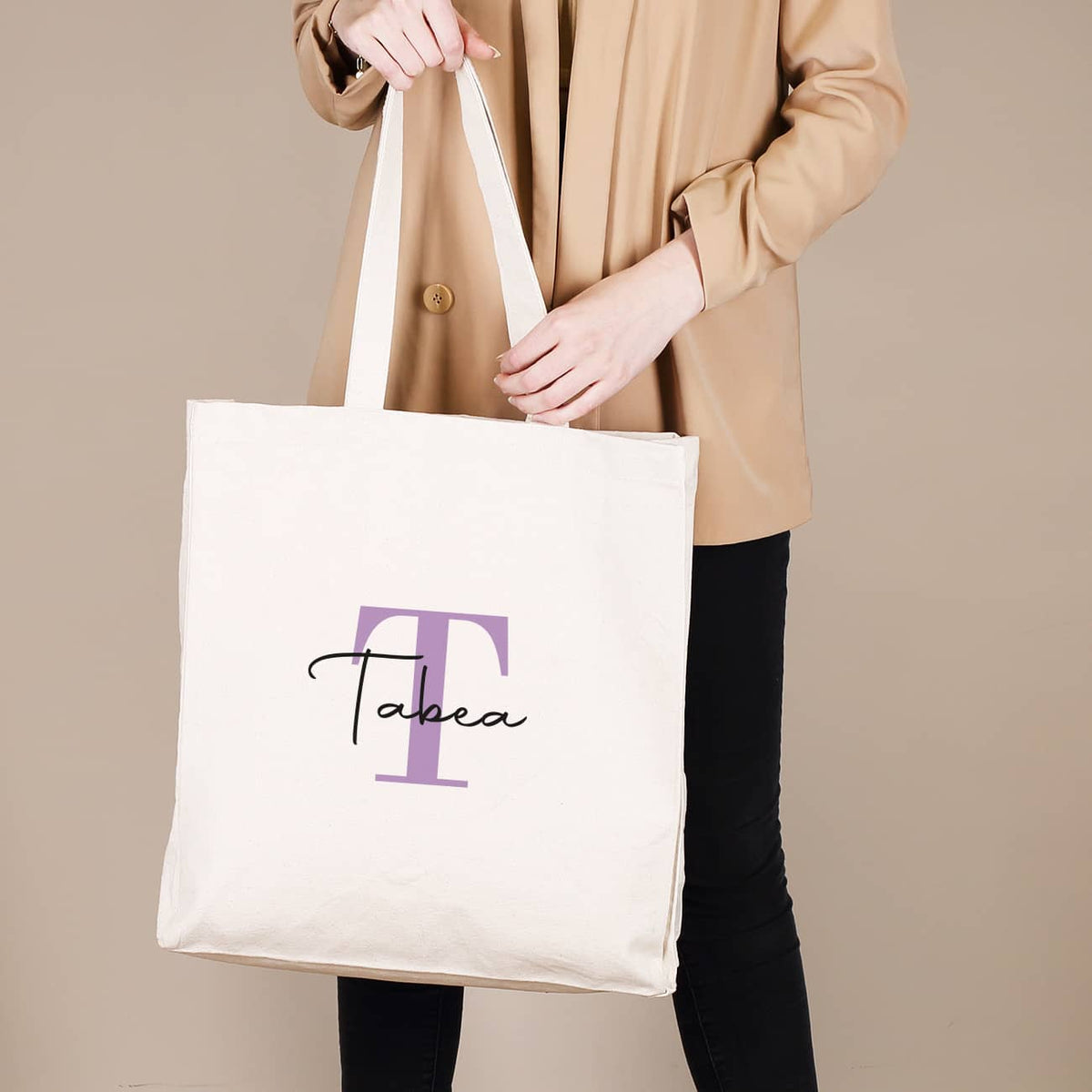 Einkaufsbeutel mit Initiale in Lila und Name personalisiert