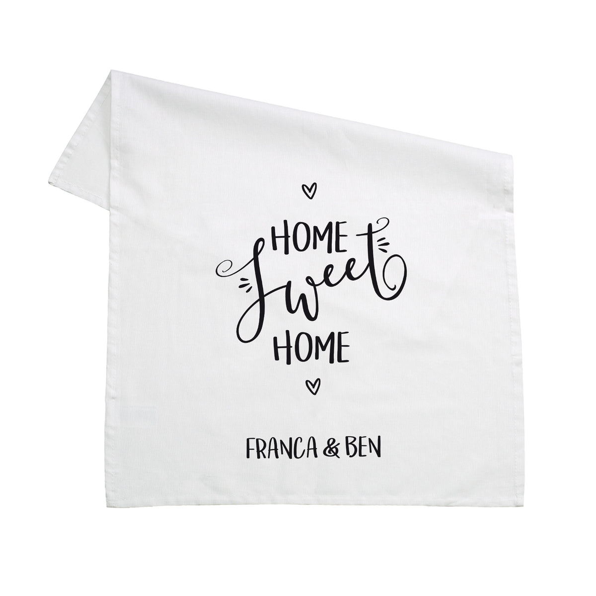 Weißes Geschirrtuch mit Motiv „Home sweet Home“ und Namen Franca & Ben auf weißem Hintergrund