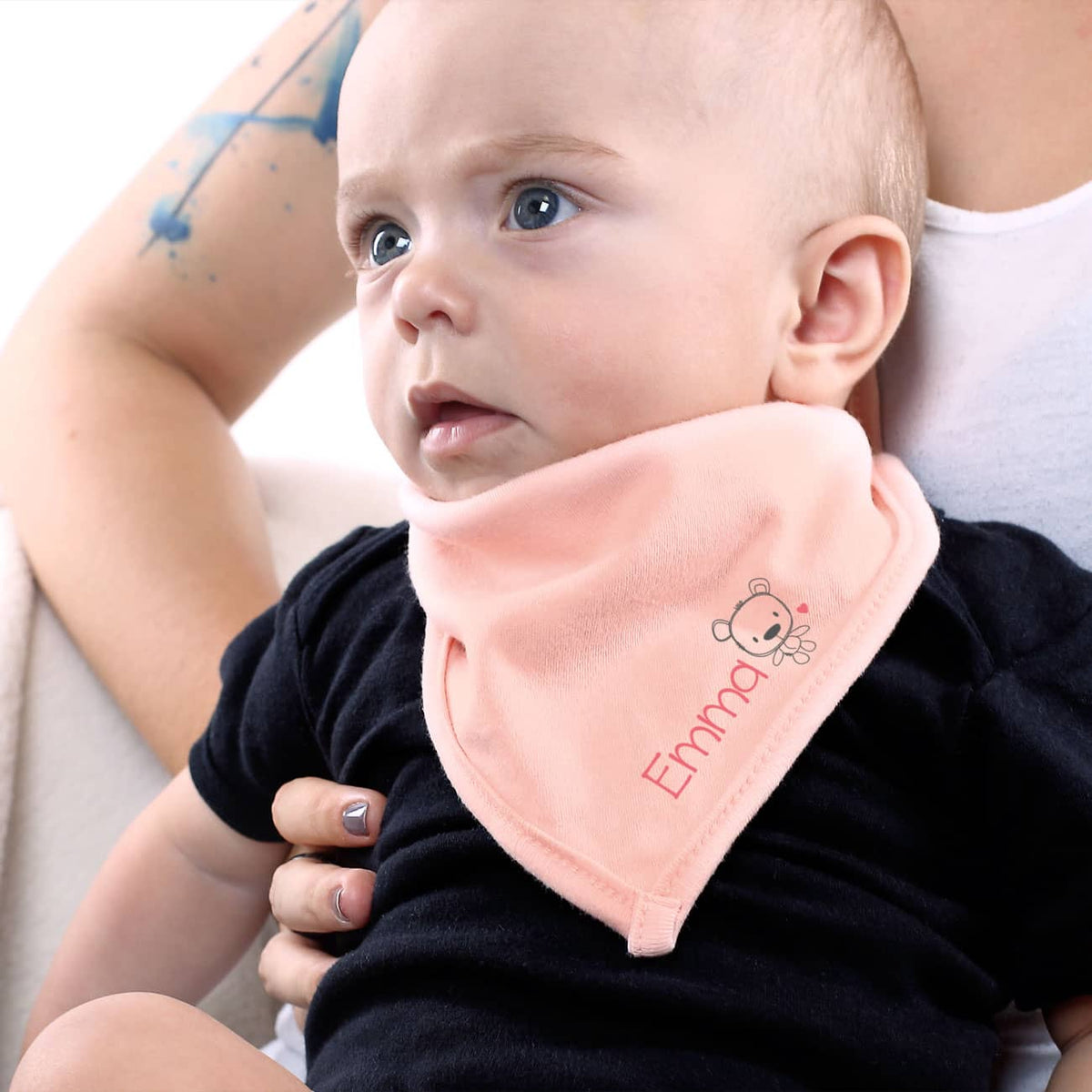Bedrucktes Halstuch für Babys in Rosa mit Wunschnamen