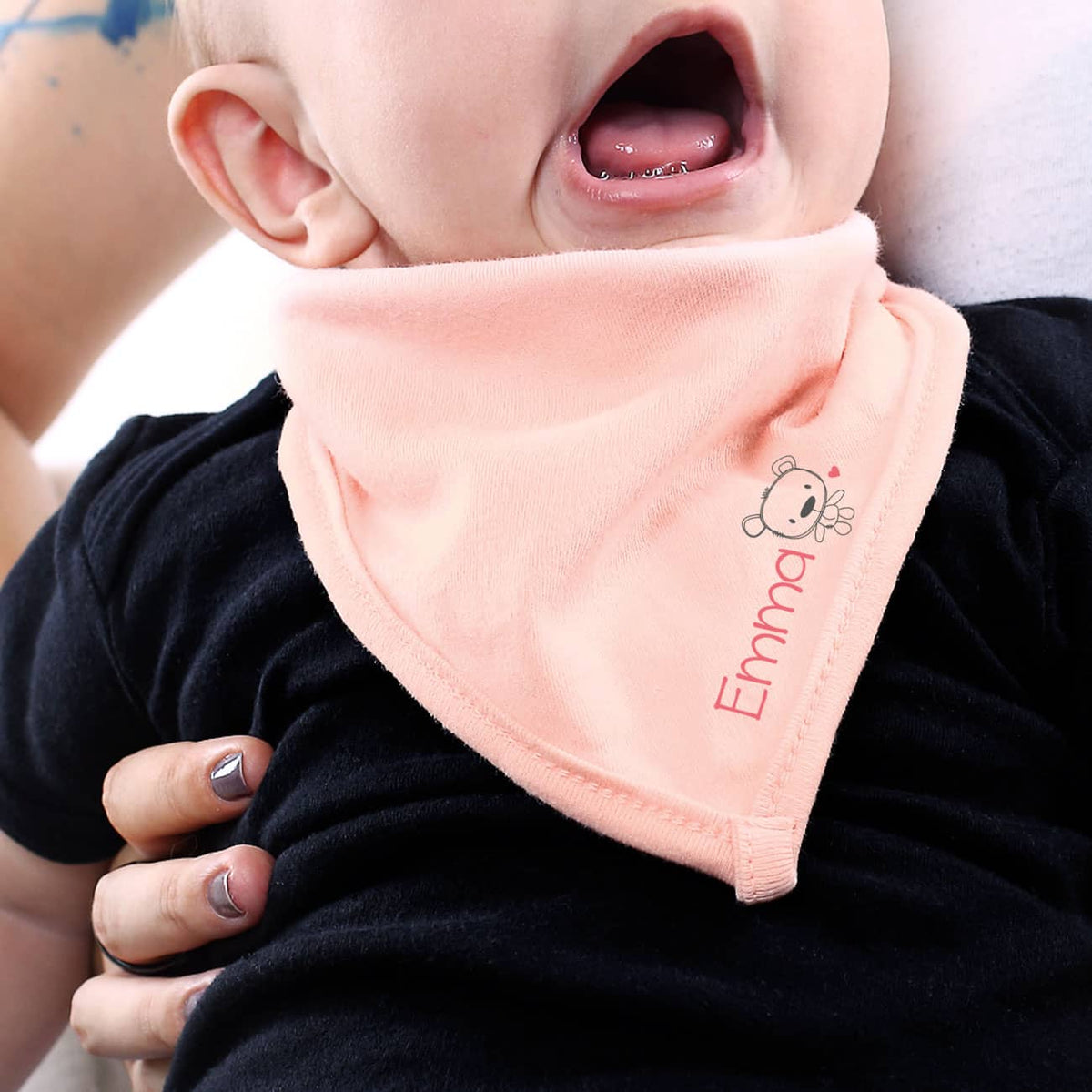 Niedlicher Teddy mit Ihrem Wunschnamen auf einem Baby Bandana
