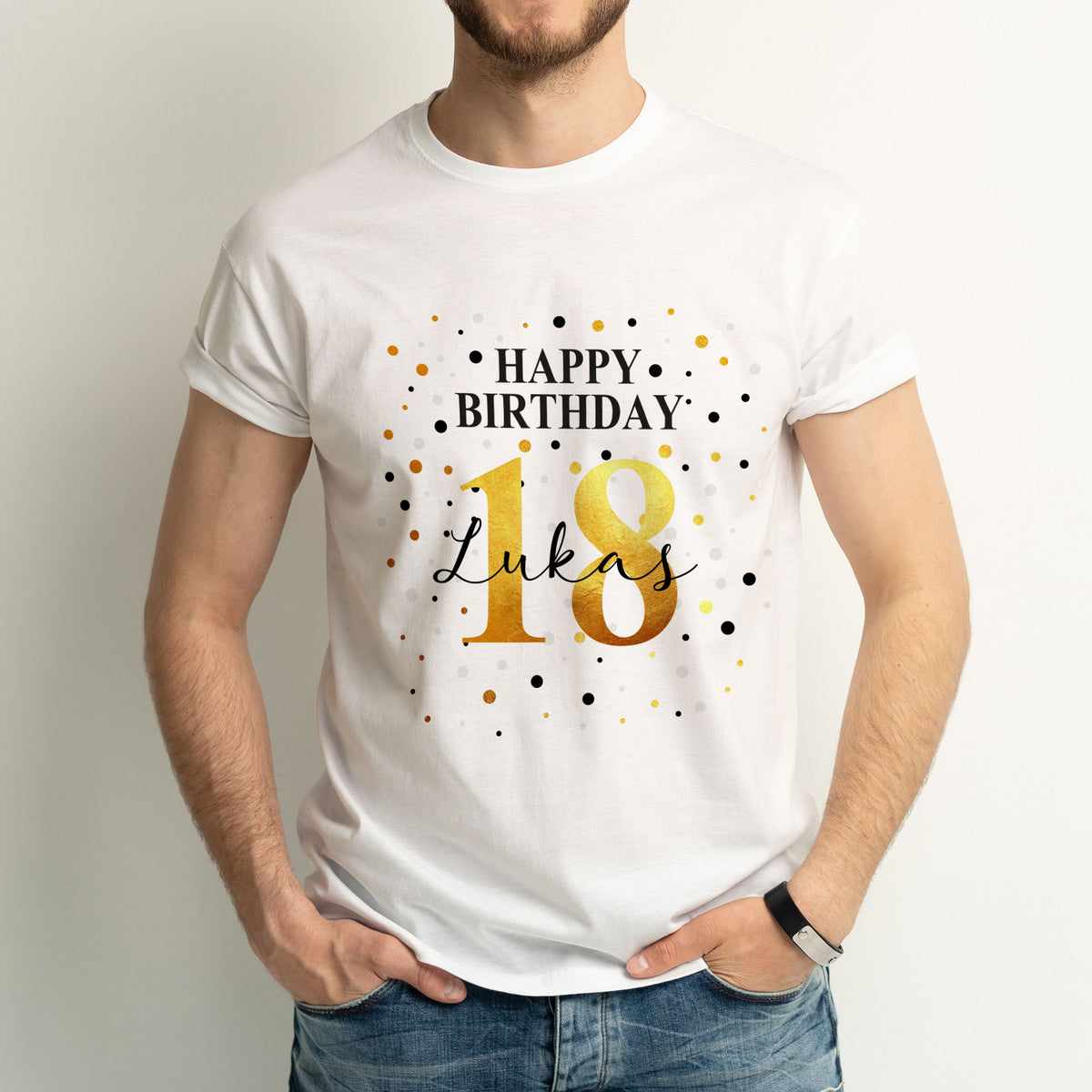 T-Shirt mit Geburtstags-Motiv & Schriftzug "Happy Birthday" personalisiert mit Alter & Name getragen von einem Model vor einem weißen Hintergrund mit Schatten