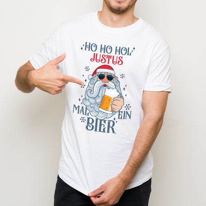 Herren T-Shirt weiß mit personalisiertem Namen Justus, Weihnachtsmann mit Bier und Spruch „Ho Ho Hol mal ein Bier“