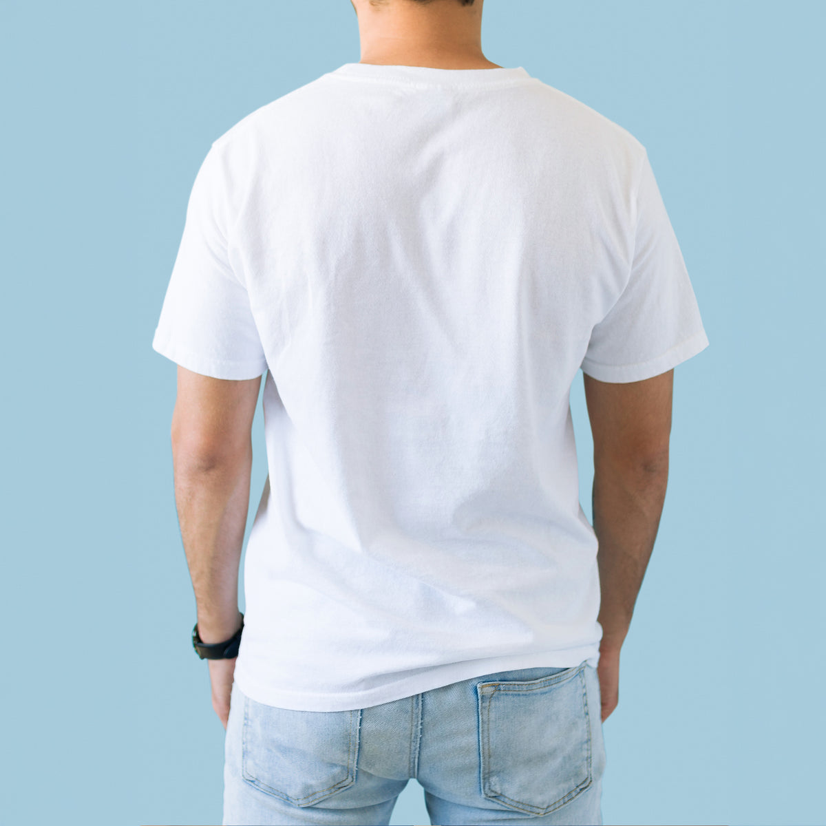 Rückansicht eines weißen Herren T-Shirts ohne Aufdruck
