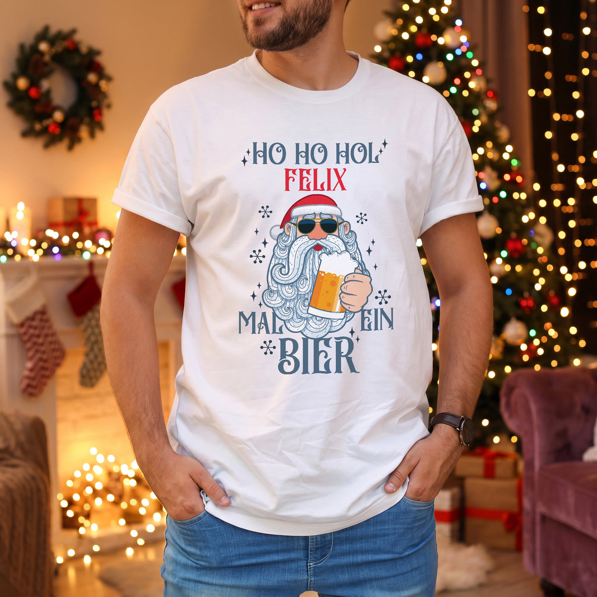 Mann trägt personalisiertes Weihnachts T-Shirt mit Name Felix und Bier Weihnachtsmann vor festlicher Weihnachtskulisse