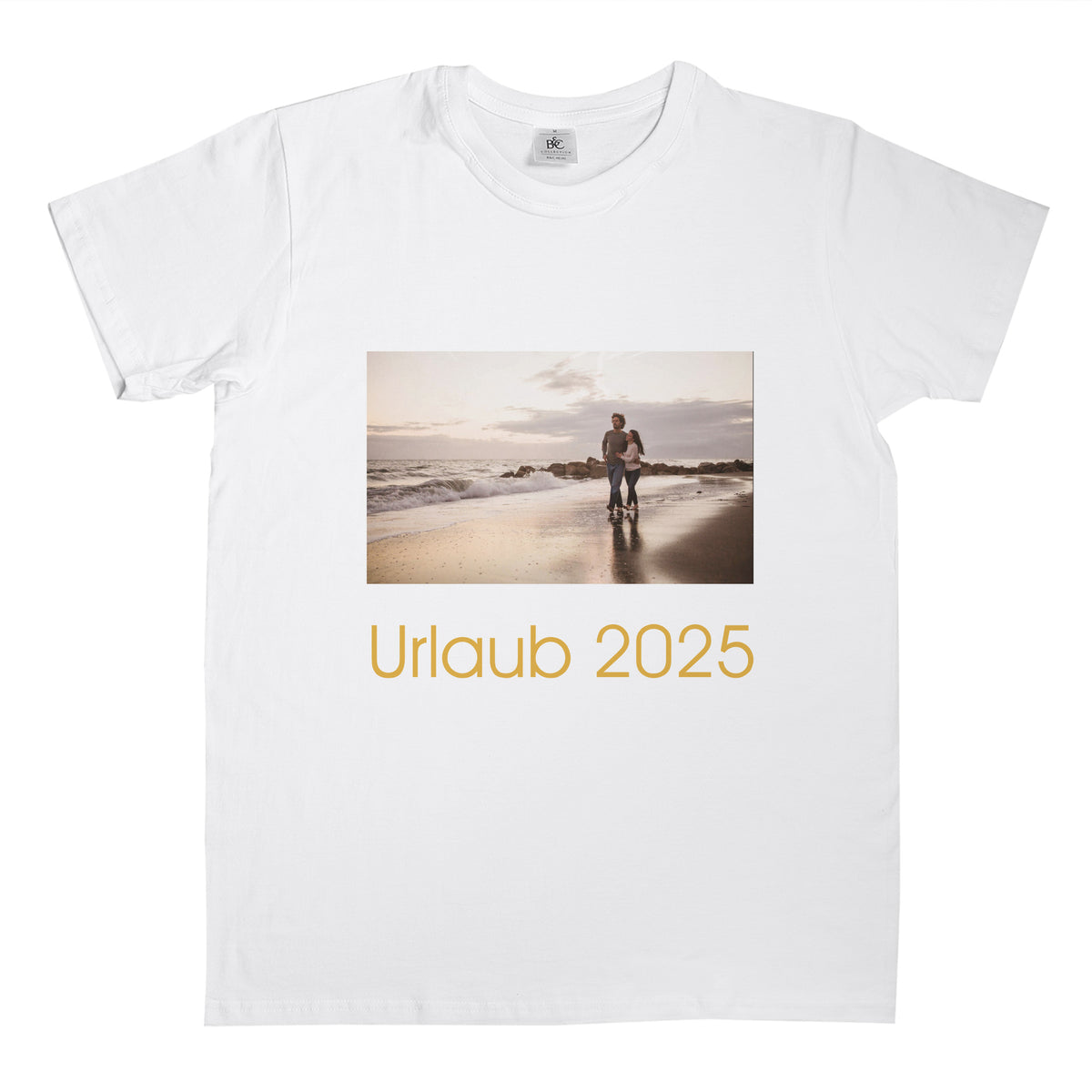 T-Shirt mit individuellem Aufdruck – freigestellt für die Darstellung im Onlineshop.