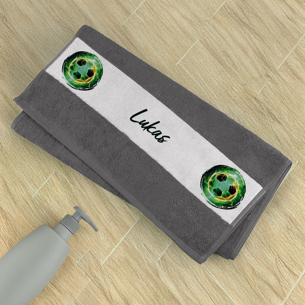 Anthrazitfarbenes Handtuch mit Fußballmotiv und Namensaufdruck „Lukas“