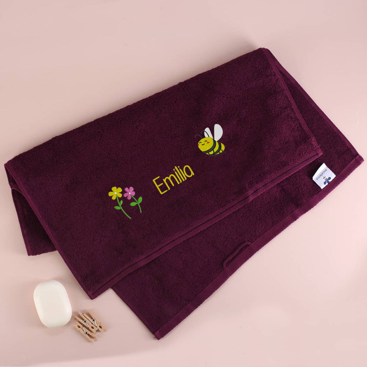Handtuch mit Bienchen und Name bestickt