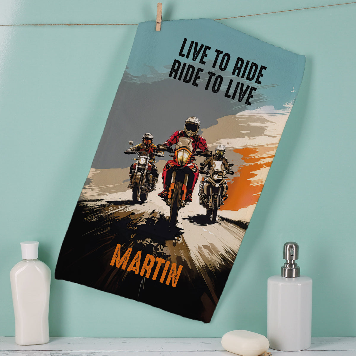 Motorrad-Handtuch mit Spruch „Live to ride – Ride to live“, zwei Zeilen Wunschtext und Name Martin, hängend im Badezimmer