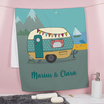 Camping-Handtuch mit Wohnwagen-Design und Wunschtext hängend im Badezimmer