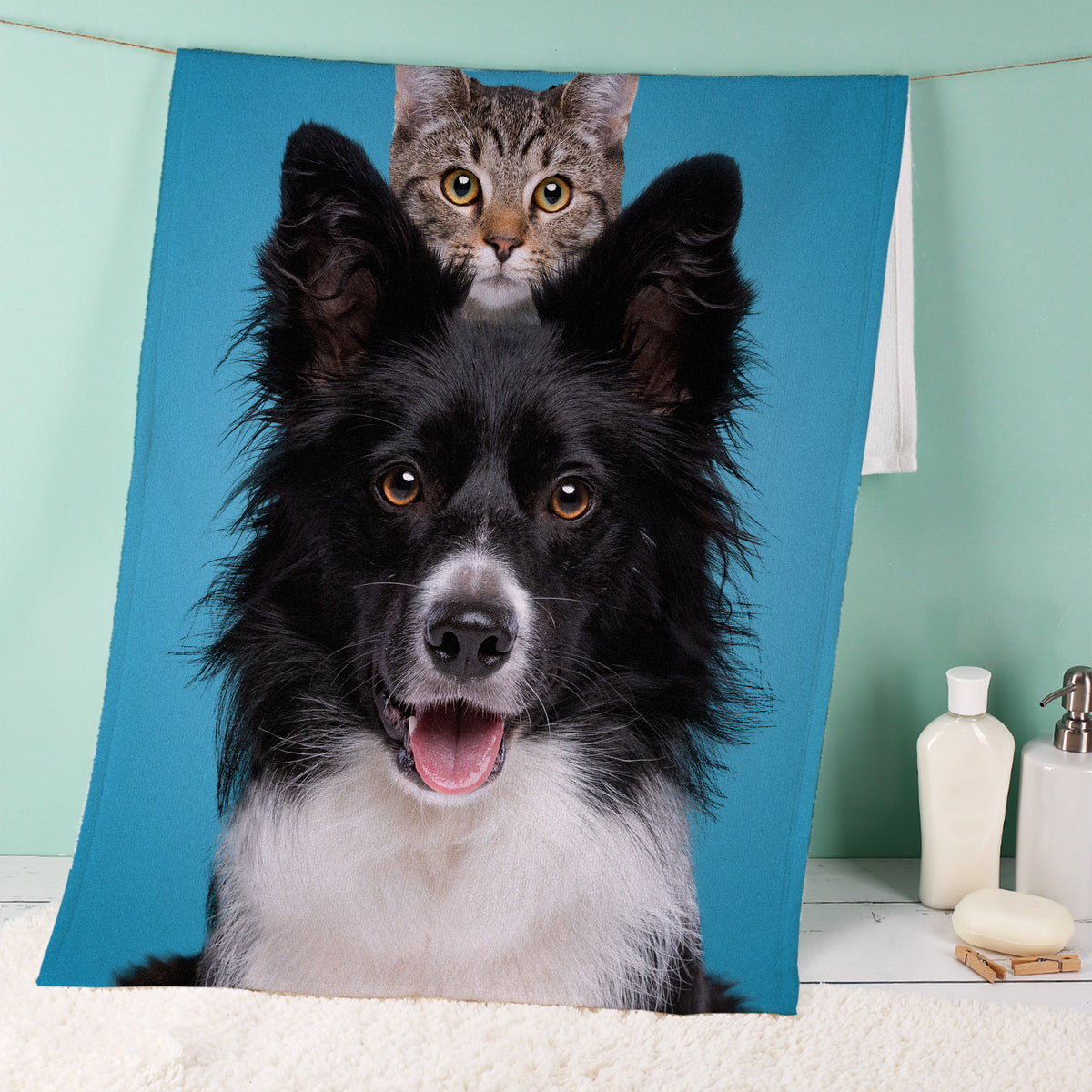 Foto-Handtuch mit Tiermotiv – personalisiertes Handtuch mit Bild von Hund und Katze im Badezimmer