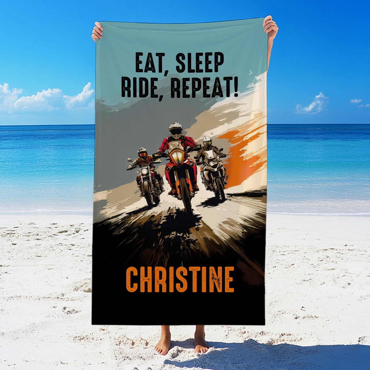 Biker-Badetuch mit Spruch „Eat, Sleep, Ride, Repeat!“, zwei Zeilen Wunschtext und Name Christine, am Strand