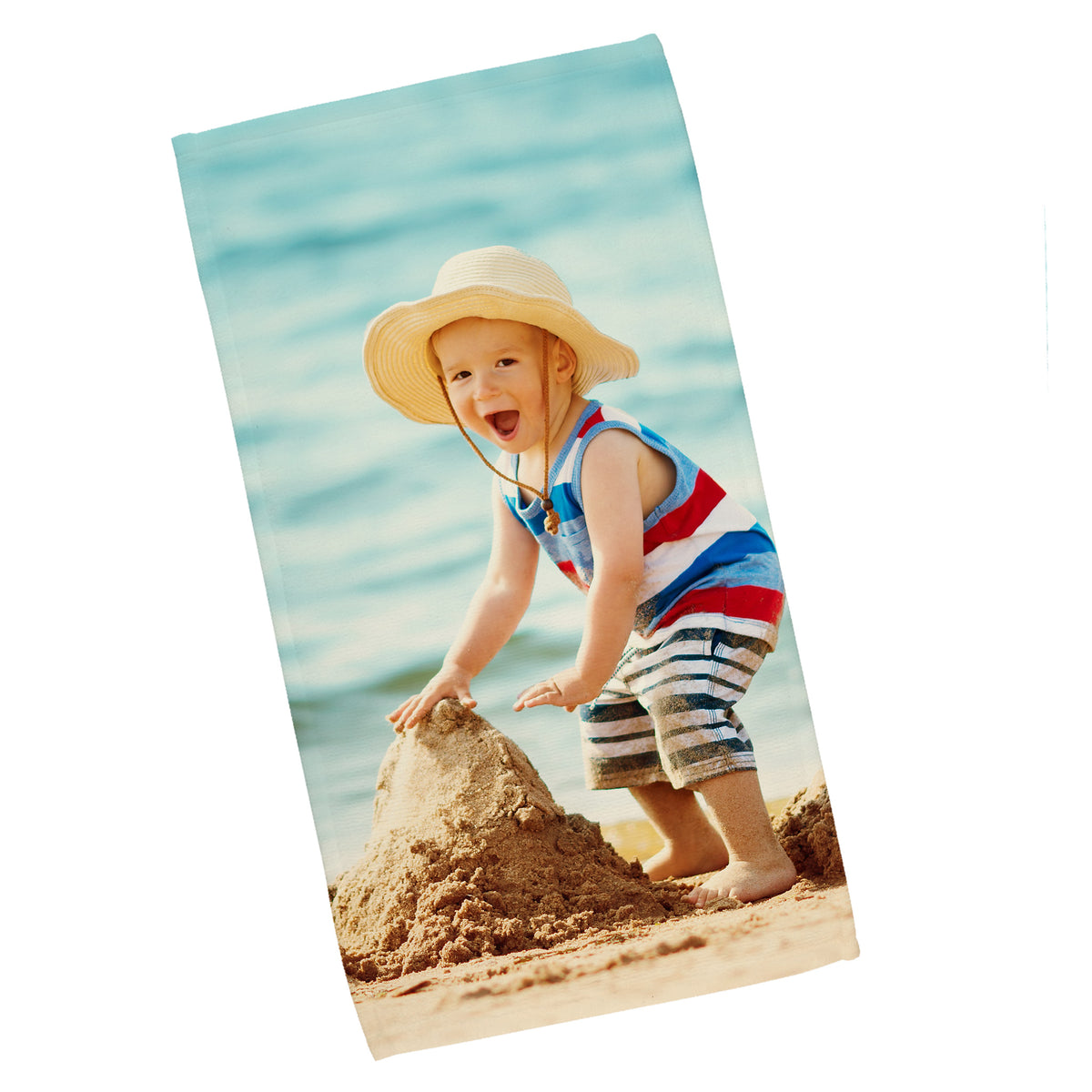 Individuell gestaltetes Fotohandtuch – Kind baut Sandburg am Meer