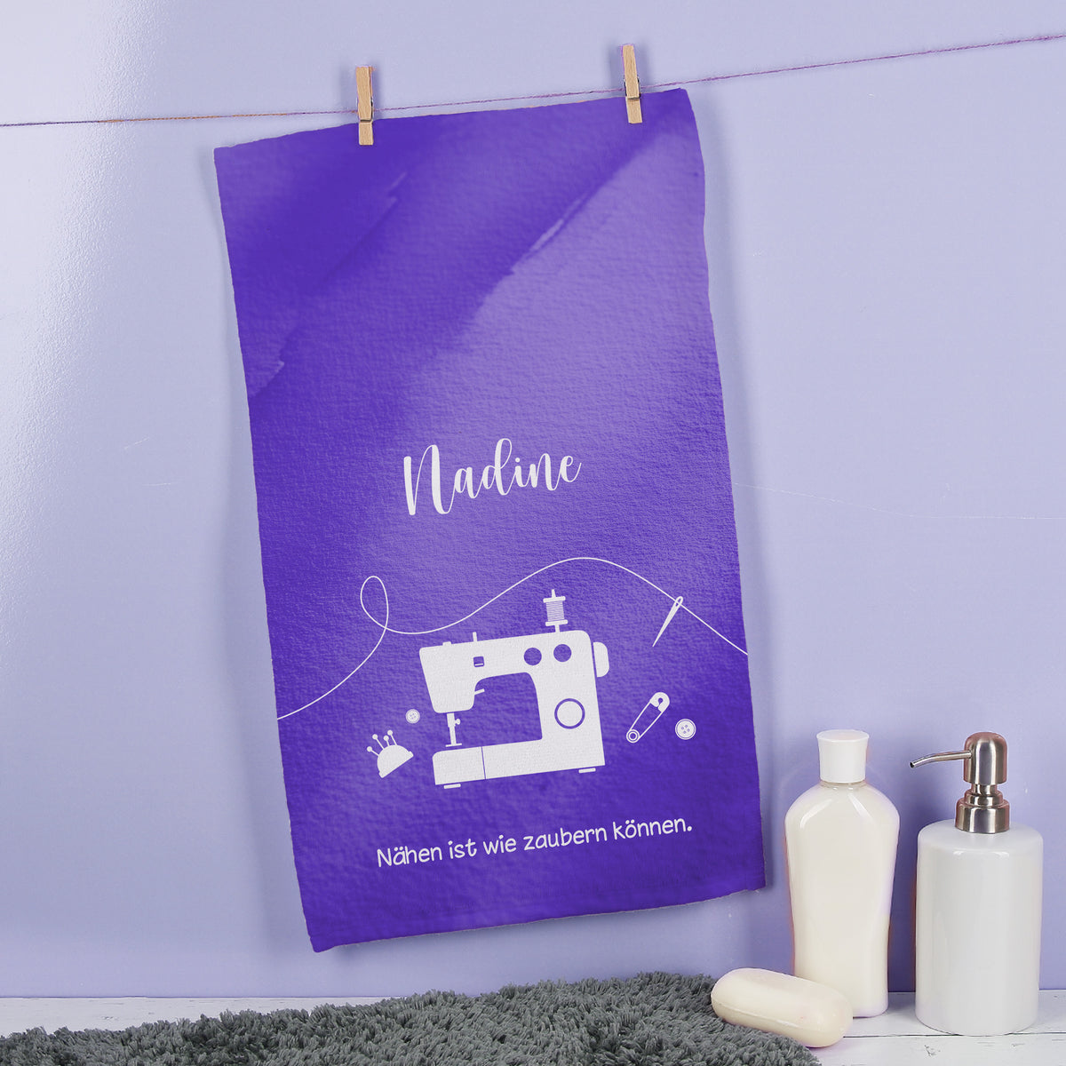 Personalisiertes Gästehandtuch in Weiß, 30 x 50 cm, mit Motiv, Name und Wunschtext – an einem Haken aufgehängt.