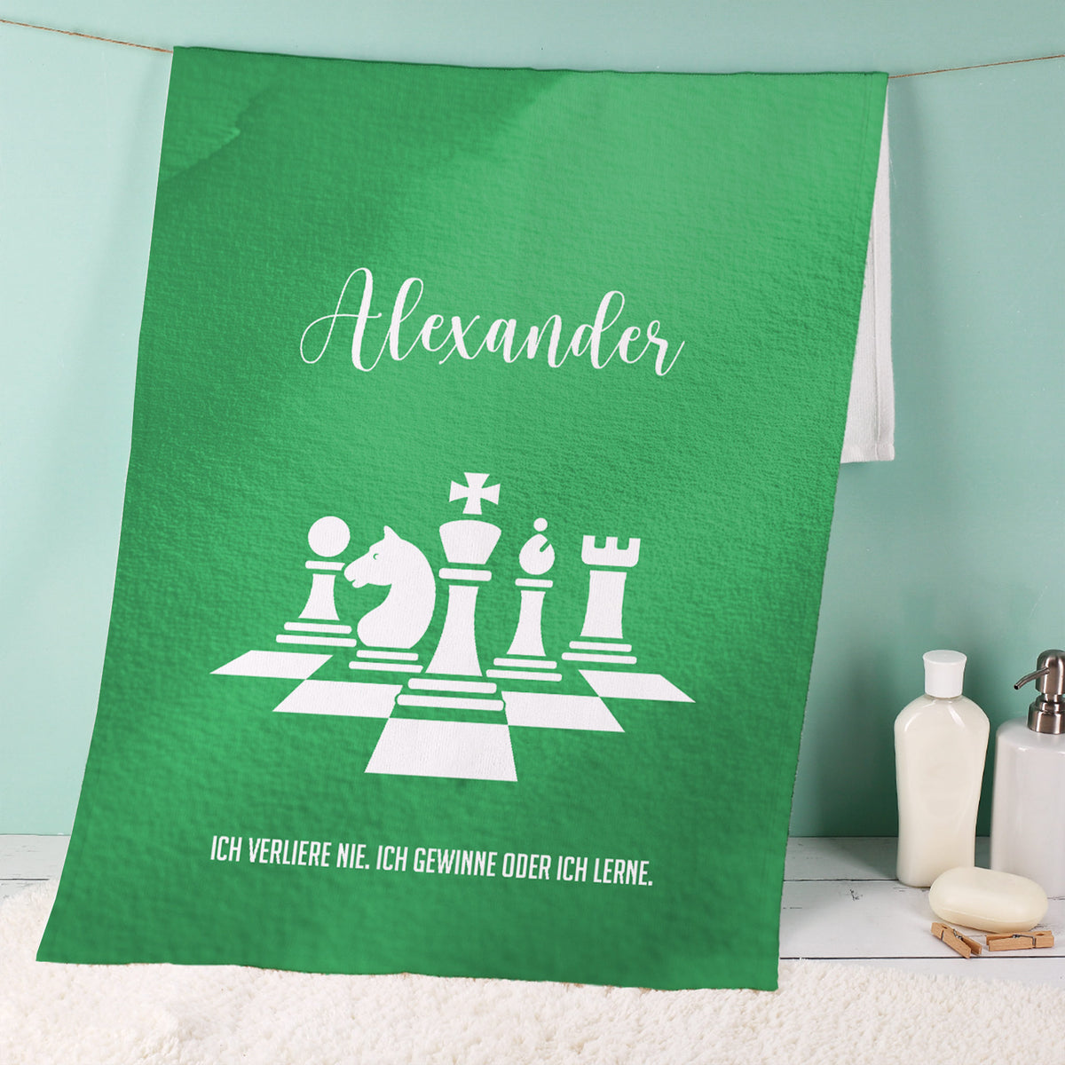 Personalisiertes Handtuch 50 x 100 cm in Weiß mit vollflächigem Druck: Name, Wunschtext und Hobby-Motiv.