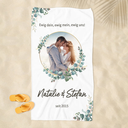 Hochzeits-Handtuch mit Eukalyptus-Motiv, personalisiert mit Foto, Namen und Wunschtext – vollständig ausgebreitet dargestellt.