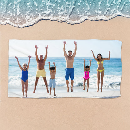 Fotohandtuch mit Familienbild – Familie springt gemeinsam am Strand