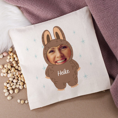 Wärmekissen mit braunem Monster und Foto, personalisiert mit Namen „Heike“, auf Stoffunterlage mit Kirschkernen
