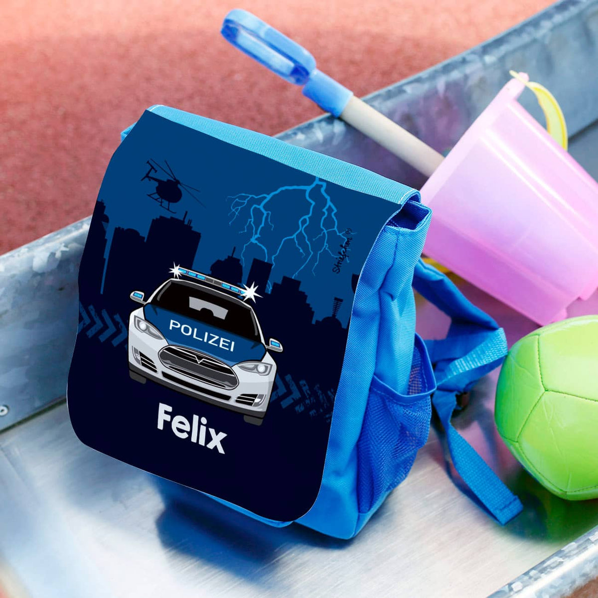 Blauer Kinderrucksack mit Streifenwagen und Name