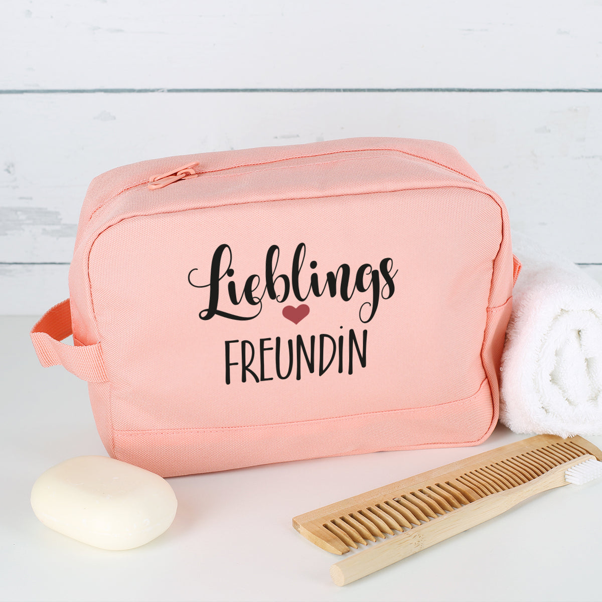 Kulturbeutel mit "Lieblings"-Motiv und Wunschaufdruck in Rosa mit Kamm und Seife