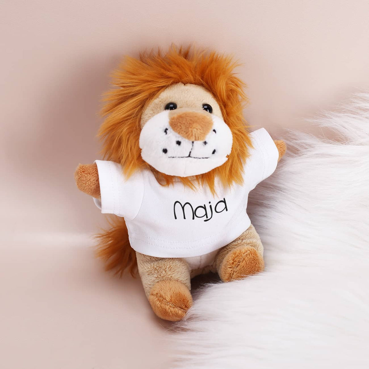 Kuscheltier Löwe mit weißem T-Shirt und ihrem Namen