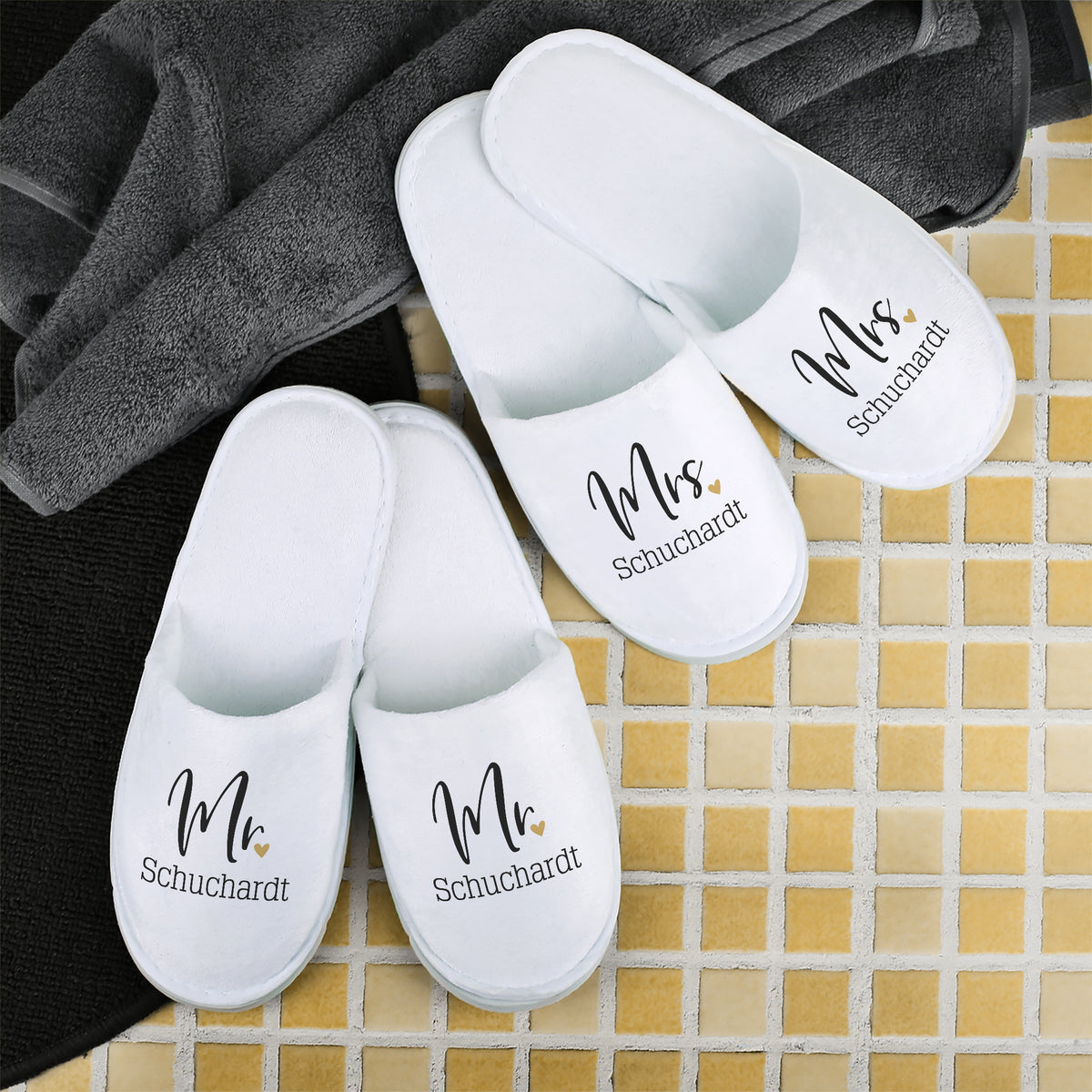 Pantoffel Set Mr & Mrs mit Namen personalisiert auf Fliesenboden im Badezimmer
